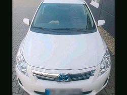 Weiß Gebraucht 2012 Toyota Auris Hybrid Limousine | 13.175 € (Etwas zu teuer)