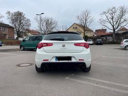 Weiß Gebraucht 2016 Alfa Romeo Giulietta Quadrifoglio Kleinwagen | 14.000 € (Fairer Preis)