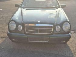 Grün Gebraucht 1996 Mercedes E200 Classic Limousine | 1.800 € (Superpreis)