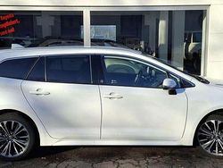 Schneeweiß Gebraucht 2024 Toyota Corolla Hybrid Team Kombi | 27.450 € (Fairer Preis)