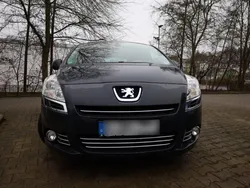 Grau Gebraucht 2010 Peugeot 5008 Van / Kleinbus | 4.299 € (Teuer)