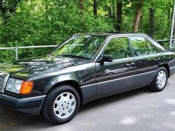 Schwarz Gebraucht 1992 Mercedes E200 Limousine | 12.999 €