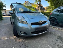 Grau Gebraucht 2010 Toyota Yaris Kleinwagen | 2.500 €