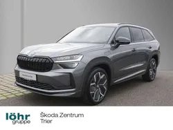 Graphitegrau metallic Neu 2025 Skoda Kodiaq SportLine SUV | 54.880 €