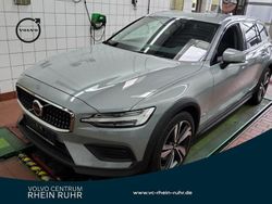 Grau vapour grey / metallic Gebraucht 2023 Volvo V60 CC Plus Kombi | 36.990 € (Fairer Preis)