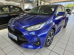Juniper blue metallic Gebraucht 2024 Toyota Yaris Hybrid Team Kleinwagen | 22.890 € (Fairer Preis)