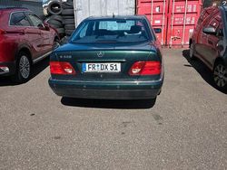 Grün Gebraucht 1999 Mercedes E320 Limousine | 2.900 € (Superpreis)