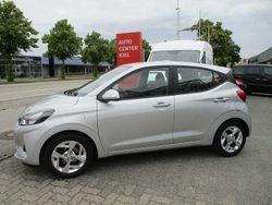 Silber (metallic) Gebraucht 2023 Hyundai i10 Essential Kleinwagen | 11.990 € (Guter Preis)