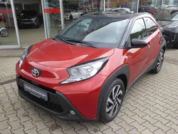 Chilli red / schwarz Gebraucht 2024 Toyota Aygo Team Kleinwagen | 19.490 € (Teuer)