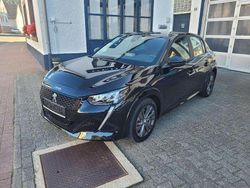 Perla nera schwarz met. Gebraucht 2021 Peugeot e-208 Active Kleinwagen | 14.790 € (Fairer Preis)