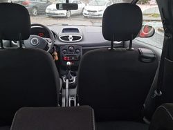Rot Gebraucht 2011 Renault Clio III Kleinwagen | 2.100 €