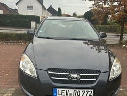 Grau Gebraucht 2008 Kia Ceed EX Kleinwagen | 3.000 € (Etwas zu teuer)
