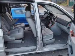 Silber Gebraucht 2004 Kia Carnival Van / Kleinbus | 800 € (Superpreis)