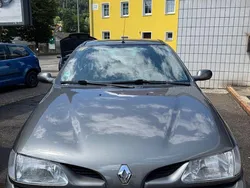 Grau Gebraucht 1997 Renault Mégane Limousine | 1.850 € (Fairer Preis)