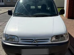 Weiß Gebraucht 2001 Citroën Berlingo First Van / Kleinbus | 1.100 €