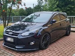 Schwarz Gebraucht 2011 Ford Focus ST Limousine | 9.690 €