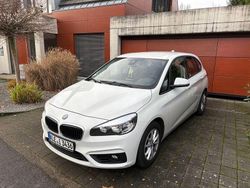 Weiß Gebraucht 2016 BMW 218 Active Tourer Van / Kleinbus | 10.710 € (Fairer Preis)