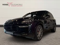 Tiefschwarzmetallic Gebraucht 2015 Porsche Cayenne Turbo SUV | 39.780 €