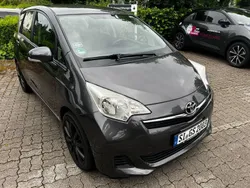 Grau Gebraucht 2011 Toyota Verso-S Cool Van / Kleinbus | 5.990 € (Fairer Preis)