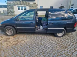 Schwarz Gebraucht 1999 Chrysler Voyager Van / Kleinbus | 900 €