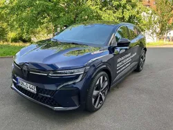 Nachtblau metallic, black pea Gebraucht 2024 Renault Mégane Limousine | 48.200 €