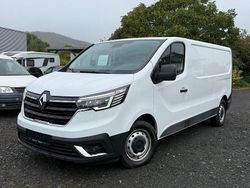 Weiß Gebraucht 2023 Renault Trafic Komfort Van / Kleinbus | 19.999 € (Fairer Preis)