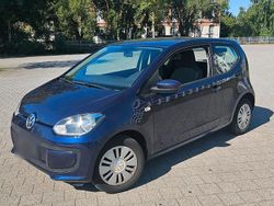Blau Gebraucht 2016 VW up! Kleinwagen | 2.500 €