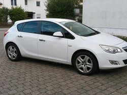 Weiß Gebraucht 2011 Opel Astra Design Edition Limousine | 2.650 € (Fairer Preis)