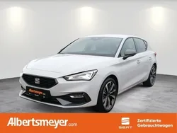 Weiß Gebraucht 2023 Seat Leon FR Limousine | 26.419 € (Etwas zu teuer)