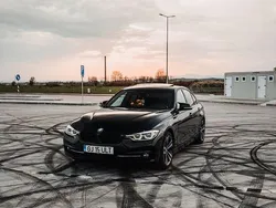 Schwarz Gebraucht 2016 BMW 330e iPerformance Limousine | 15.000 €