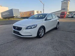 Weiß Gebraucht 2017 Volvo V40 Kinetic Kombi | 5.990 € (Teuer)