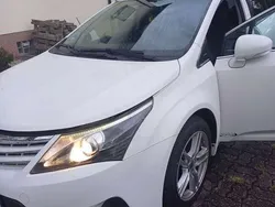 Weiß Gebraucht 2012 Toyota Avensis Life Kombi | 6.000 € (Fairer Preis)