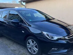 Smaragd gruen (mi) Gebraucht 2018 Opel Astra Business Kombi | 9.750 € (Guter Preis)