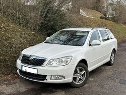 Weiß Gebraucht 2013 Skoda Octavia Ambition Kombi | 3.500 € (Guter Preis)