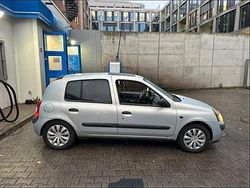 Silber Gebraucht 2002 Renault Clio II Kleinwagen | 2.100 €