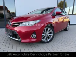 Rot Gebraucht 2013 Toyota Auris Hybrid Life+ Limousine | 9.649 € (Etwas zu teuer)
