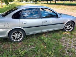 Silber Gebraucht 1999 Opel Vectra Limousine | 1.000 €