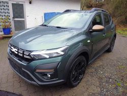 Zedergrün dqk, dolomitgrau Neu 2025 Dacia Sandero Extreme Limousine | 21.599 €