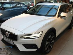 Weiß Gebraucht 2024 Volvo V60 CC Plus Kombi | 53.950 €