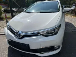 Weiß Gebraucht 2018 Toyota Auris Touring Sports Executive Kombi | 15.700 € (Guter Preis)