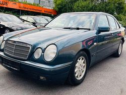 Grün Gebraucht 1999 Mercedes 240 Limousine | 5.900 € (Fairer Preis)