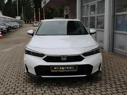 Platinium white pearl Neu 2025 Honda Civic Advance Kleinwagen | 44.300 €