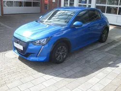 Blau metallic Gebraucht 2021 Peugeot e-208 Allure Kleinwagen | 17.410 € (Fairer Preis)