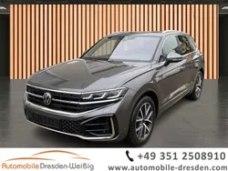 Grau Gebraucht 2024 VW Touareg R-line SUV | 68.980 € (Fairer Preis)