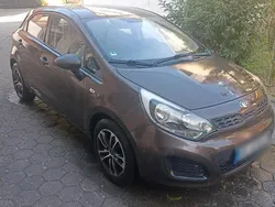 Braun Gebraucht 2013 Kia Rio Kleinwagen | 5.900 € (Fairer Preis)