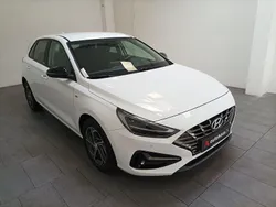 Weiß Gebraucht 2021 Hyundai i30 Intro Edition Limousine | 19.470 € (Guter Preis)