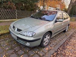 Grün Gebraucht 2003 Renault Mégane II Limousine | 1.100 € (Guter Preis)