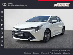 Schneeweiß Gebraucht 2022 Toyota Corolla Team Limousine | 23.900 € (Fairer Preis)
