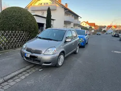 Grau Gebraucht 2004 Toyota Yaris Kleinwagen | 3.900 € (Etwas zu teuer)