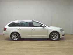 Weiss Gebraucht 2020 Skoda Octavia Premium Edition Kombi | 14.980 € (Fairer Preis)